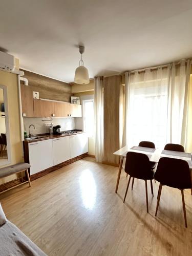 - une cuisine et une salle à manger avec une table et des chaises dans l'établissement SANTA BARBARA APARTAMENTO, à Alicante