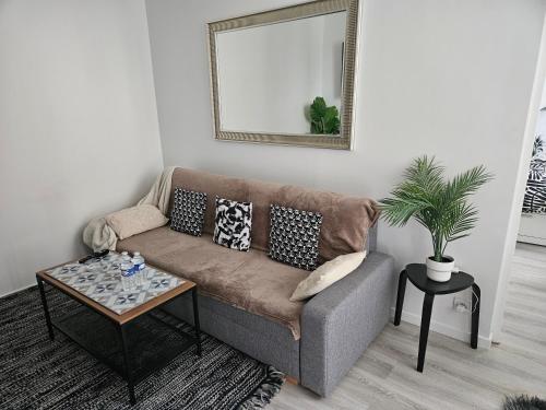 un salon avec un canapé et une table dans l'établissement studio Stade de France 17 pour 4 personnes, à Saint-Denis