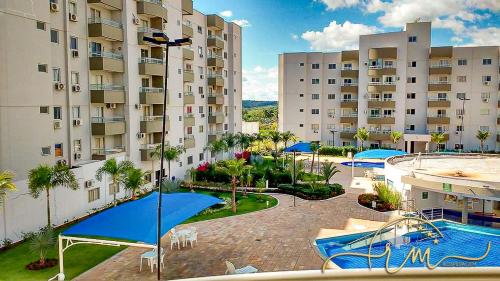 vista para um complexo de apartamentos com piscina em Lagoa Flat Service RM Hopsedagem em Caldas Novas