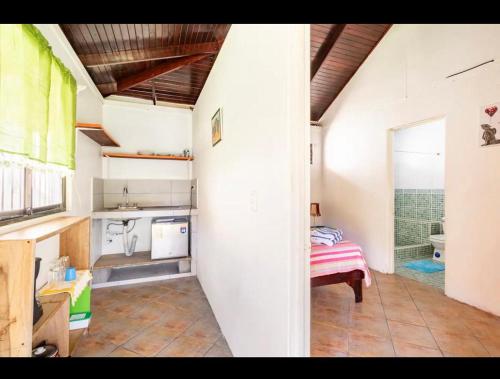 cocina con fregadero y mesa en una habitación en bungalow cactus frente ala playa, en Cahuita