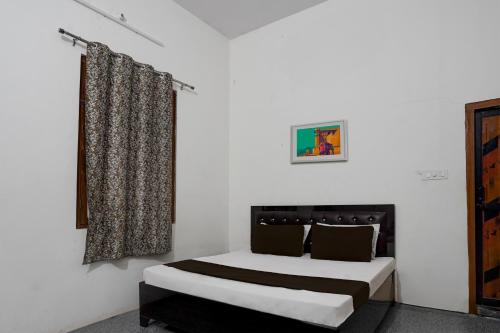 - une chambre avec 2 lits et une fenêtre dans l'établissement OYO Atithi Guest House, à Kāshīpur