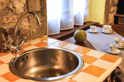 a sink in a kitchen with a checkered counter top at Ca' Tonino in Bagnone