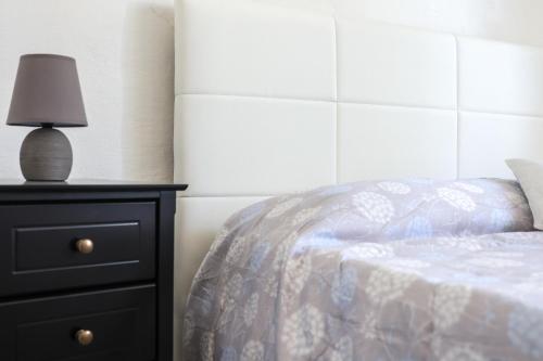 a bedroom with a bed and a lamp on a dresser at Ca' Toni d'sovra in Bagnone