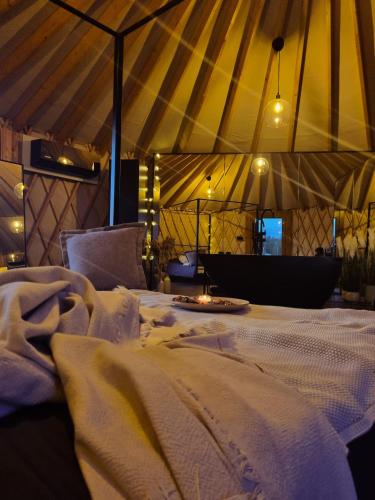 Ένα ή περισσότερα κρεβάτια σε δωμάτιο στο Jurty Glamping