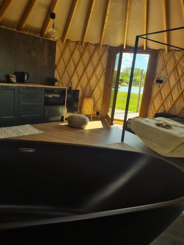 Ένα μπάνιο στο Jurty Glamping