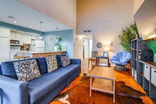 Χώρος καθιστικού στο Lago Vista Golf Getaway with Decks and Pool Access!