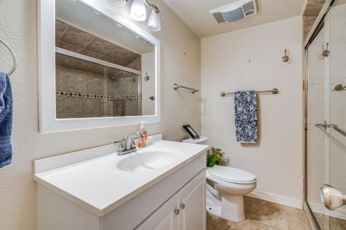Ένα μπάνιο στο Lago Vista Golf Getaway with Decks and Pool Access!