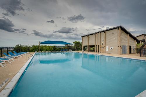 Πισίνα στο ή κοντά στο Lago Vista Golf Getaway with Decks and Pool Access!