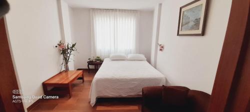 HOSPEDAJE TURISTICO CHORRILLOS Sueños de Luna INN في ليما: غرفة نوم صغيرة بها سرير ونافذة