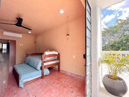 un dormitorio con una cama y una ventana en Casa Xaan - Paraiso en Valladolid, en Valladolid