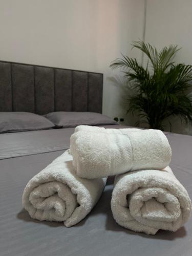uma pilha de toalhas sentadas em cima de uma cama em Hostel by Fenix Tirana em Tirana