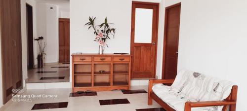 ein Wohnzimmer mit einem Sofa und einem Holzschrank in der Unterkunft HOSPEDAJE TURISTICO CHORRILLOS Sueños de Luna INN in Lima
