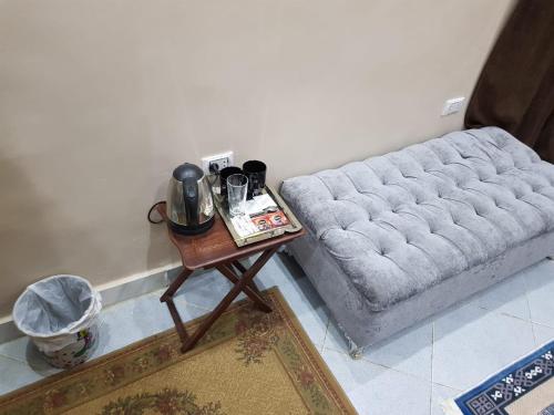 un sofá en una sala de estar con mesa en Youssef Pyrameds Inn, en El Cairo