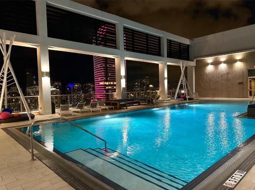 uma piscina com vista para a cidade à noite em Luxury Loft Miami Downtown Brickell em Miami