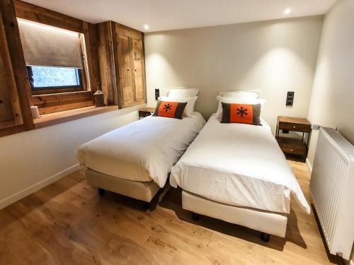 une chambre avec deux lits et une fenêtre dans l'établissement Les Fermes de Cal Panche : Le Cabanat, aux Angles