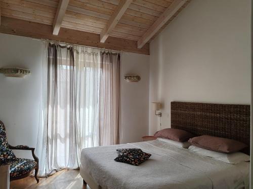 - une chambre avec un grand lit et une fenêtre dans l'établissement Taverna Centomani, à Potenza