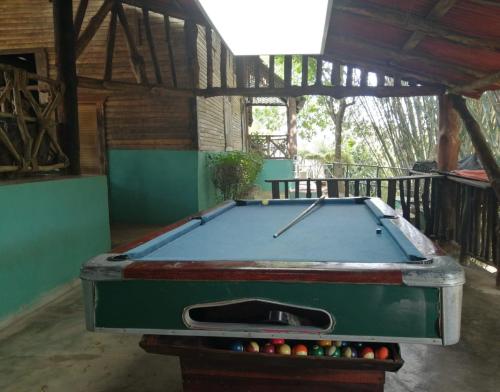 una mesa de billar dentro de un edificio en Rancho paola nature, en Cotuí