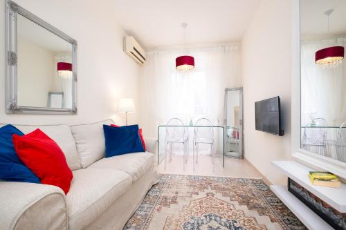 Nadiona Suites Red & Cream