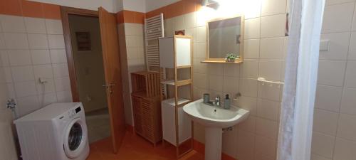 Un baño con lavabo y lavadora. en Casa Lazareta, en La Canea