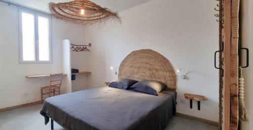 - une chambre avec un lit doté d'une grande tête de lit dans l'établissement xenónas appartement avec petite piscine privée, au Grau-dʼAgde