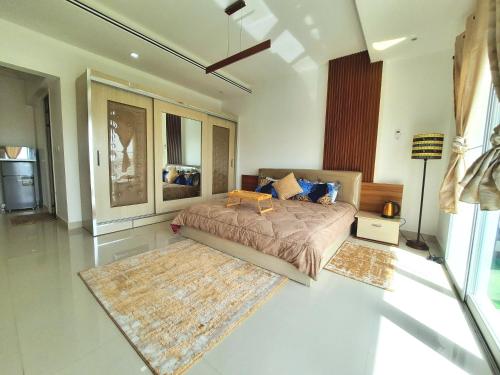 a bedroom with a bed and a rug at Appartement African Chic in Dakar