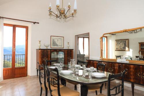a dining room with a table and a mirror at Ca' Toni d'sovra in Bagnone