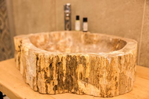 a wooden tub sitting on top of a wooden table at Ca' Toni d'sovra in Bagnone
