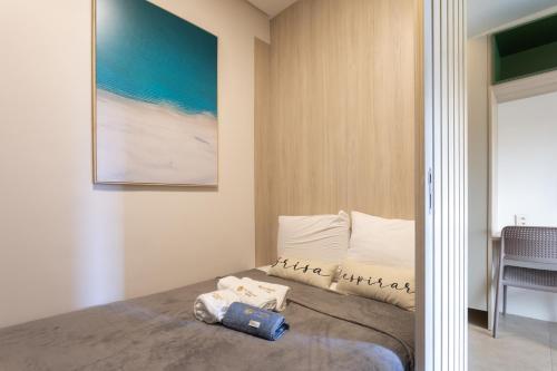 - une chambre avec un lit et 2 serviettes dans l'établissement Eco Resort Praia Dos Carneiros - Flat Praia, à Tamandaré