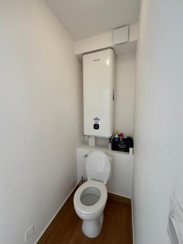a bathroom with a white toilet and a mirror at Location d’un Superbe appartement avec piscine in Roquebrune-sur-Argens