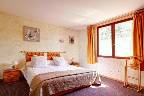 Giường trong phòng chung tại Les Jardins de Valaurie