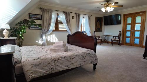 a bedroom with a bed with towels on it at Willa Wuja Sama in Zawóz