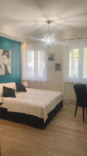 a bedroom with a large bed and a chandelier at W Starym Kinie in Ustka