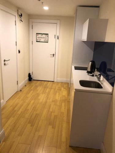 una cocina con fregadero y encimera en orbi blu apart otel, en Batumi