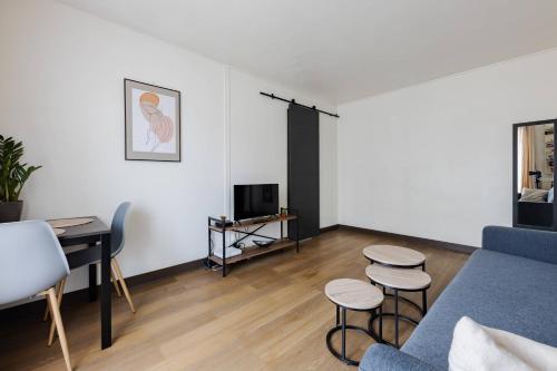 - un salon avec un canapé bleu et des tabourets dans l'établissement Confort à 10 minutes de la Gare de Lyon, à Maisons-Alfort