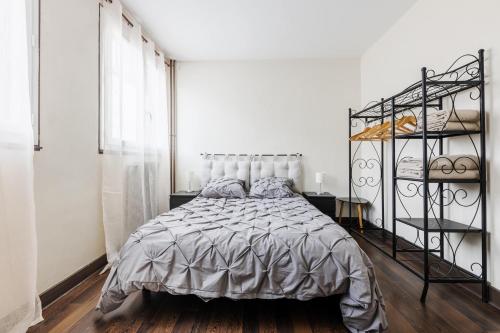 - une chambre avec un lit avec un cadre de lit en métal dans l'établissement Confort à 10 minutes de la Gare de Lyon, à Maisons-Alfort