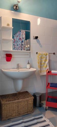 La salle de bains est pourvue d'un lavabo et d'un miroir. dans l'établissement Ca' di Rosy, à Ivrea