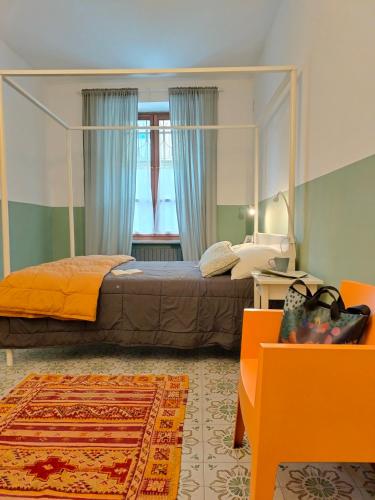 - une chambre avec un lit et un grand miroir dans l'établissement Ca' di Rosy, à Ivrea