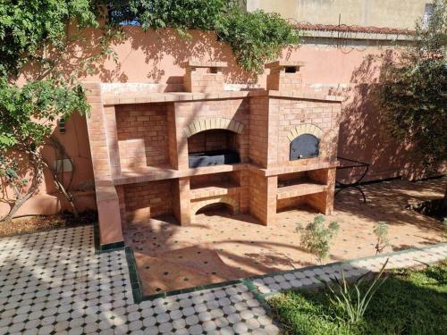 a model of a brick oven in a yard at Villa Palmengarten Meknès bei Fes in Meknès