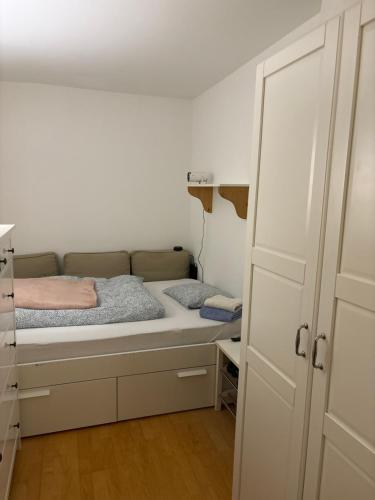 Tempat tidur dalam kamar di Nice Room in City Centre