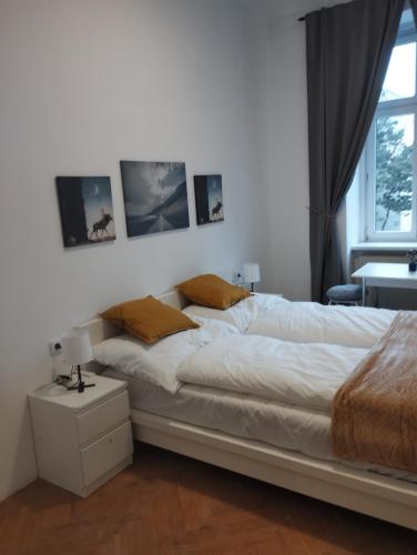 - une chambre avec un grand lit blanc et une fenêtre dans l'établissement RP-Stay, à Vienne