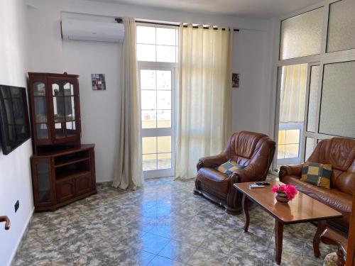 Un lugar para sentarse en Tirana Apartment