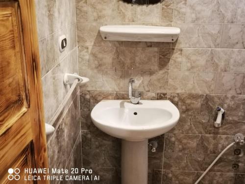 een badkamer met een witte wastafel in een kamer bij Karam Sands in Siwa