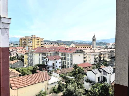uma vista aérea de uma cidade com edifícios em Mentor’s apartment em Shkodër