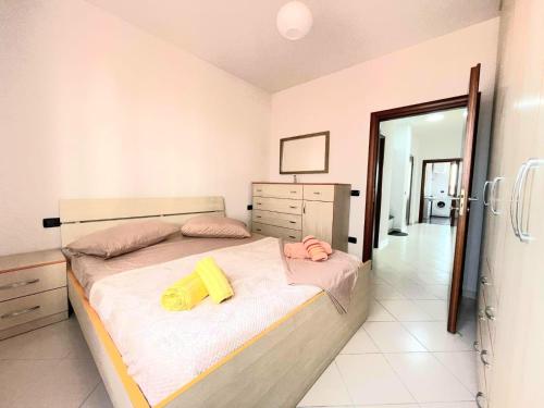 um quarto com uma cama com toalhas amarelas em Mentor’s apartment em Shkodër