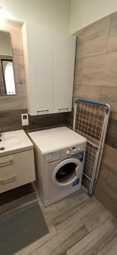 a kitchen with a washing machine and a sink at Apartament Parkowa in Nowy Targ
