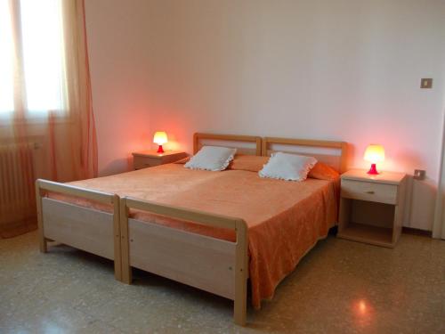 sypialnia z dużym łóżkiem i 2 szafkami nocnymi w obiekcie Travellers Lodge B&B w mieście Treviso