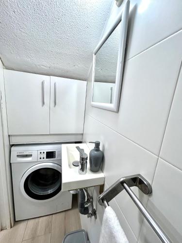 a laundry room with a washing machine and a sink at Casita Playa Yolanda in Santa Pola