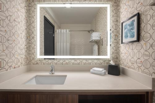 La salle de bains est pourvue d'un lavabo et d'un miroir. dans l'établissement Holiday Inn Ontario, an IHG Hotel, à Ontario