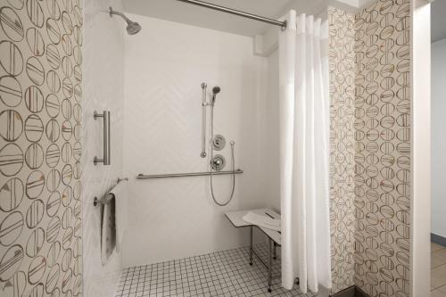 La salle de bains est pourvue d'une douche avec rideau de douche. dans l'établissement Holiday Inn Ontario, an IHG Hotel, à Ontario