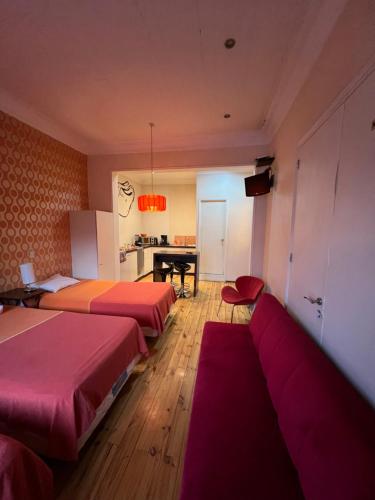 Ένα ή περισσότερα κρεβάτια σε δωμάτιο στο AMSTELHUIS APARTMENTS PROVIDENCIA Santiago Baquedano